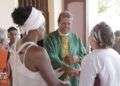 El monseñor Wilfredo Pino Estévez junto a los feligreses en Baracoa. Foto: Denise Guerra