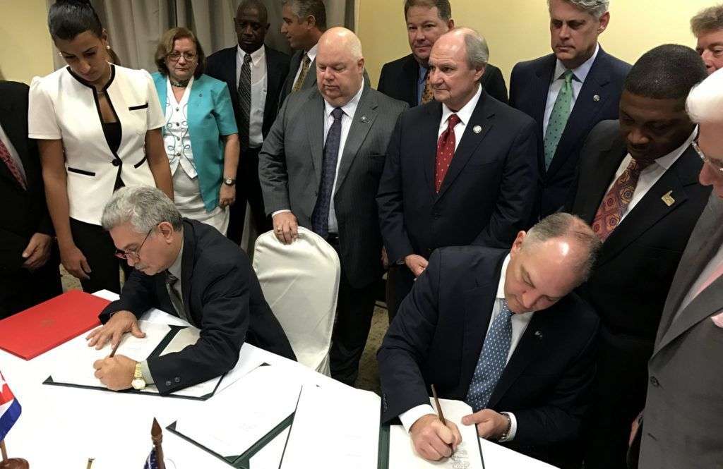 Firma de Memorando de Entendimiento con Cuba. Foto: John Bel Edwards en Twitter.