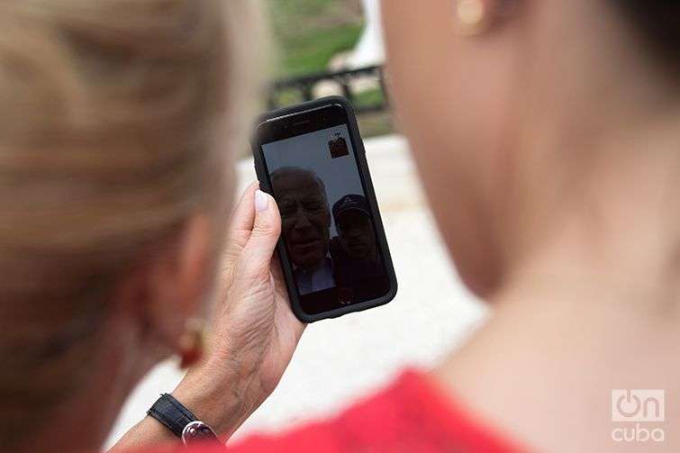 El vicepresidente Joe Biden comunicado desde un punto WiFi en el Parque Agramonte de Camagüey. Foto: Ismario Rodríguez.