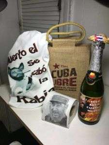 El kit “Viva Cuba Libre” se vende por $24.99 e incluye una botella de sidra con la etiqueta “Sólo abrir cuando muera Fidel”; entre otros productos. Foto: María Vázquez.