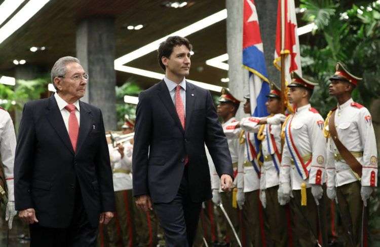 A pesar de las dolencias reportadas por diplomáticos canadienses en La Habana, las relaciones entre Cuba y Canadá no han sido afectadas. En la foto, recibimiento del presidente cubano Raúl Castro al primer ministro canadiense, Justin Trudeau, durante su visita oficial a Cuba en noviembre de 2016. Foto: Justin Trudeau en Facebook.