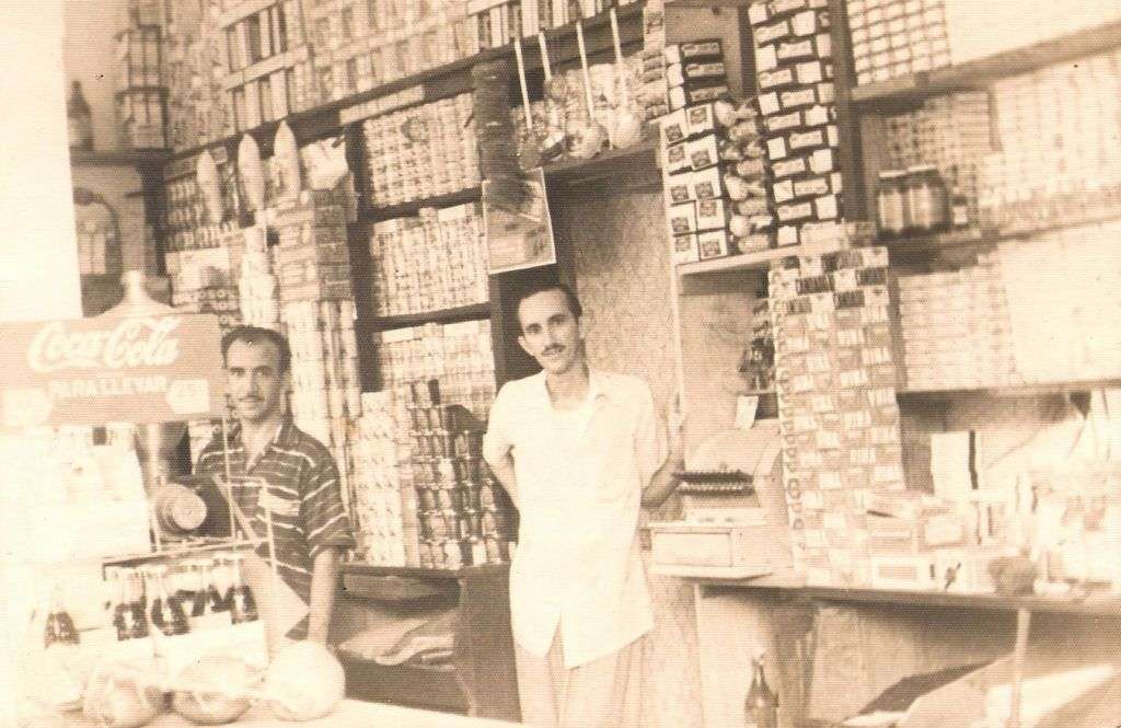 Armando, a la derecha, junto a su hermano Abelardo en al bodeguita. Foto: Cortesía del autor.