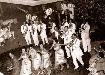 Cabaret Venecia, Santa Clara. 1958. Cuarteto D'Aida . Moraima Secada, Haydée Portuondo, Leonora Rega y Omara Portuondo. Orquesta dirigida por Augusto Suero. Aida Diestro al piano. Al fondo, Cascarita.