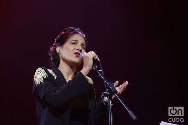 Haydée Milanés en concierto de fin de año. Teatro Nacional de Cuba. Foto: Ismario Rodríguez.