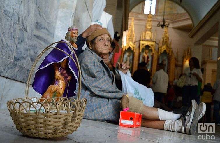 Devoto de San Lázaro. Foto: Otmaro Rodríguez.