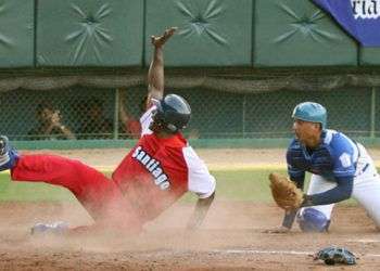 Industriales vs. Santiago de Cuba, el gran clásico de la pelota cubana. Foto: Alex Castro.