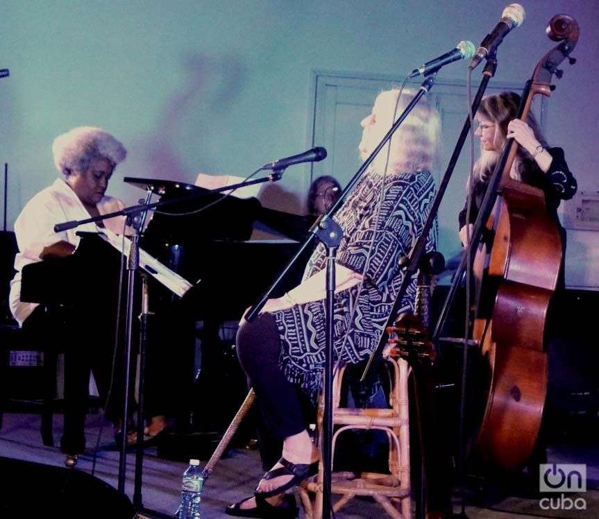 Barbara Dane junto a la pianista Tammy M. Hall y Ruth Davies, venidas especialmente para este concierto.