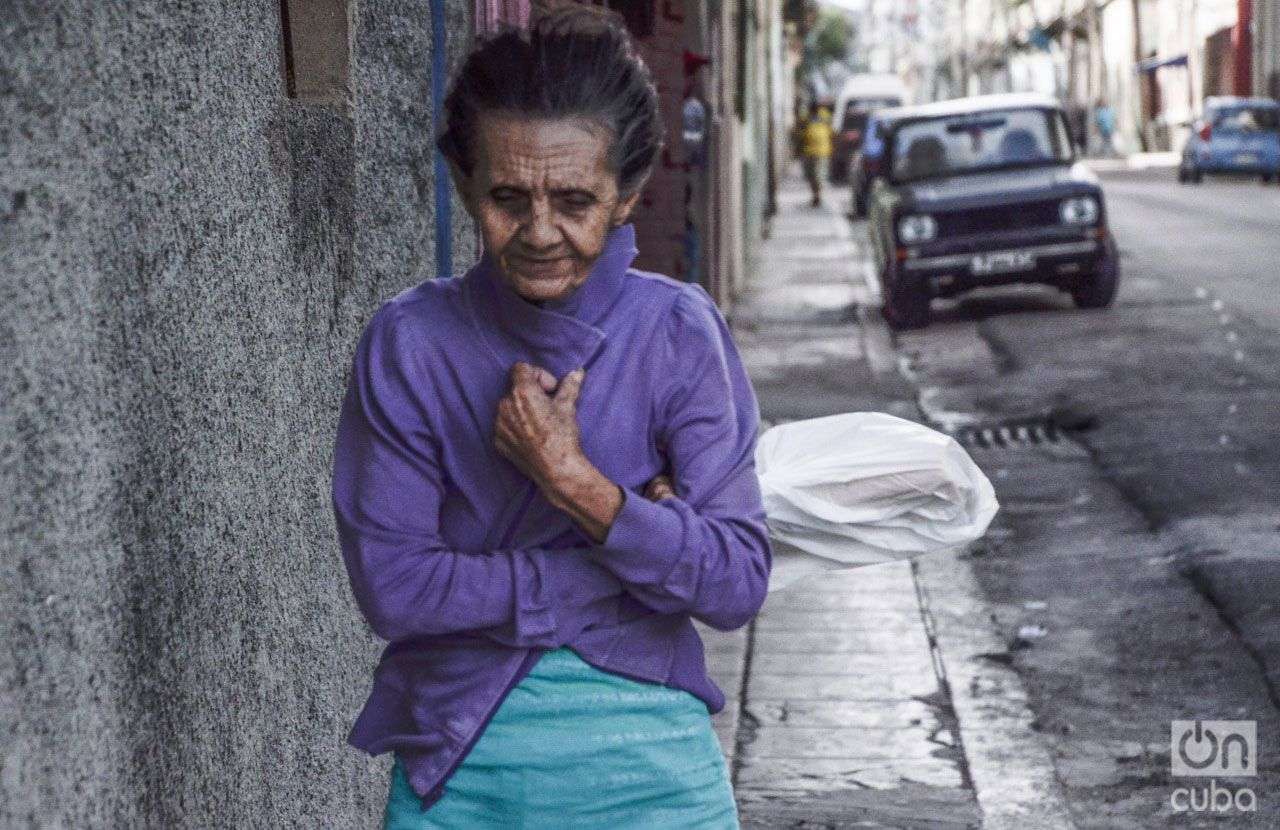 Una mujer se protege del frío en Cuba, en una imagen de archivo. Foto: Kaloian / Archivo OnCuba.