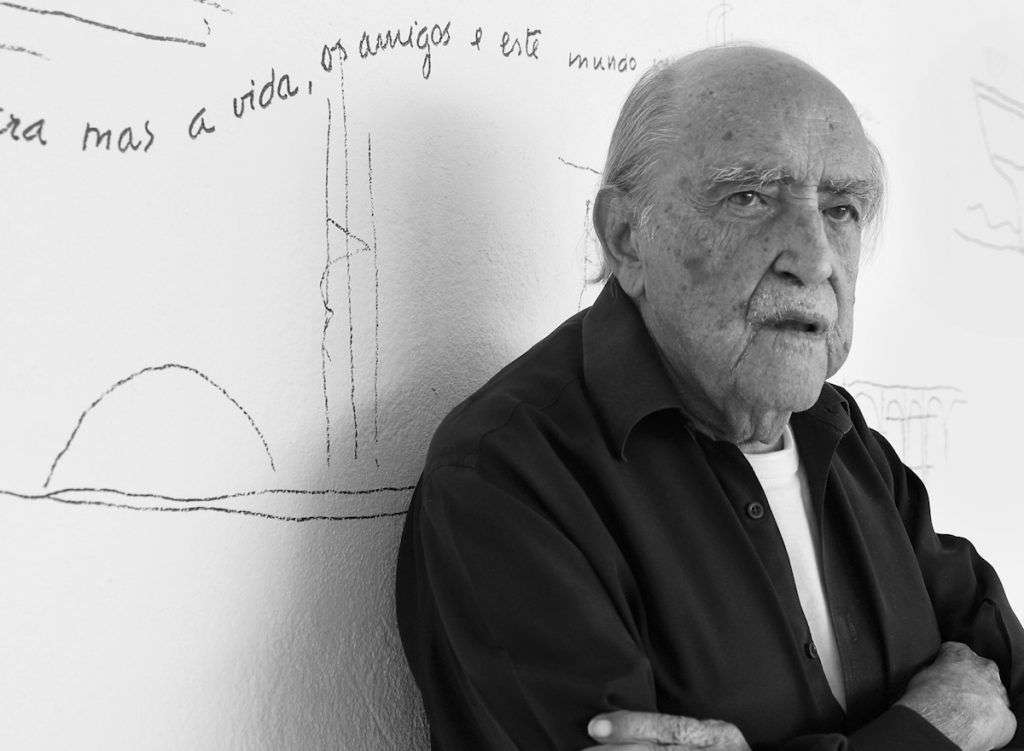 Oscar Niemeyer es conocido como el poeta de las curvas por la presencia permanente de estas en su obra arquitectónica.