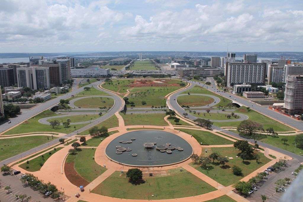 Brasilia, al igual que Washington D.C., San Petersburgo o Canberra, fue una urbe planificada y urbanizada con el fin expreso de convertirse en capital.