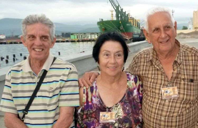 Alberto Luberta (a la derecha), junto a su esposa Caridad Martínez y al multifacético realizador Iván Pérez, ambos compañeros suyos por muchos años en Radio Progreso. Foto cortesía de Manuel Alejandro Rodríguez Yong.