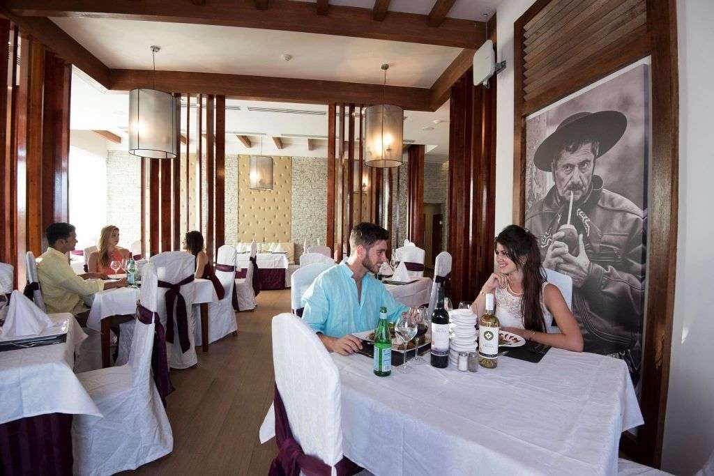 Restaurante El Gaucho, especializado en comida argentina. Plaza Las Morlas.