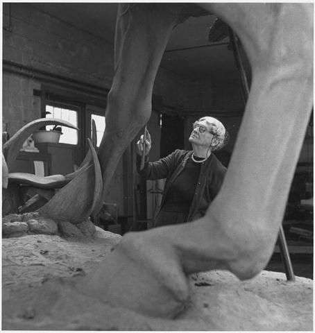 Anna Huntington mientras esculpía la estatua de José Martí. Foto: eusebioleal.cu.