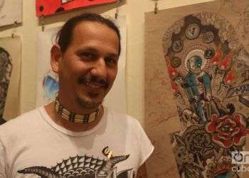 Leo Canosa, artista fundador de La Marca, estudio galería de tatuajes en Cuba. Foto: Ismario Rodríguez.