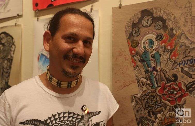 Leo Canosa, artista fundador de La Marca, estudio galería de tatuajes en Cuba. Foto: Ismario Rodríguez.