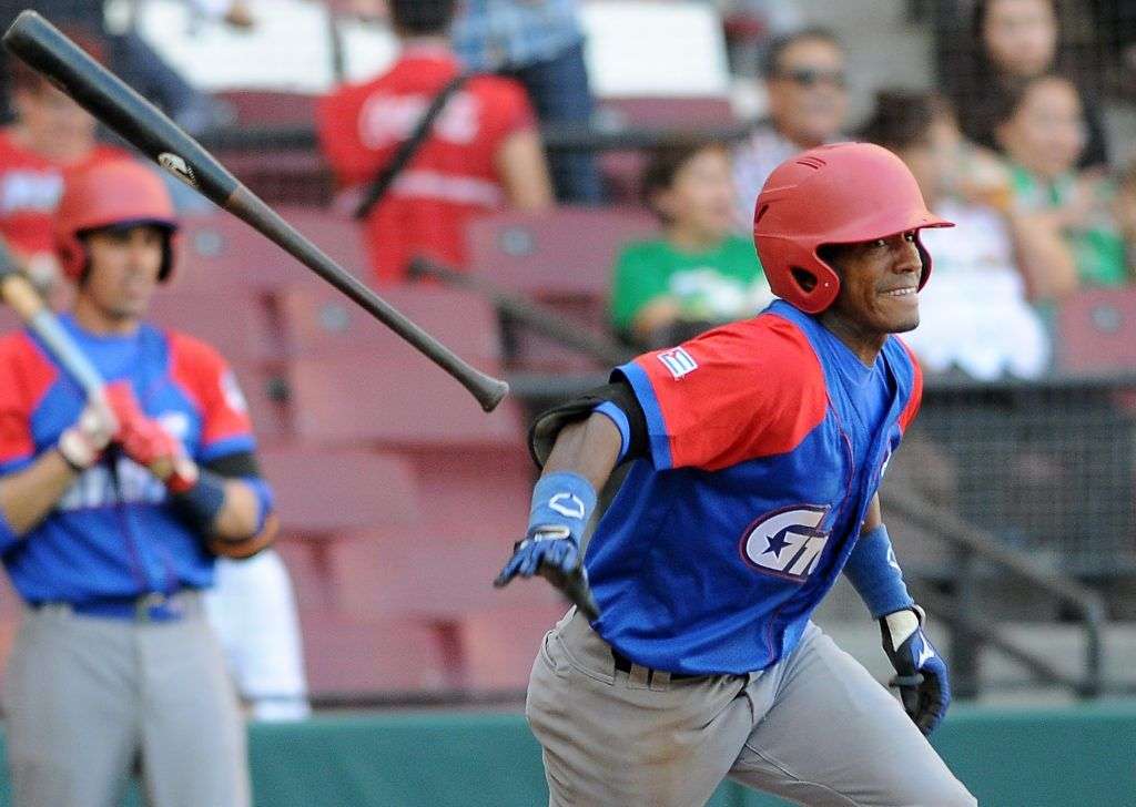 Roel Santos en el juego inaugural de Cuba en la Serie del Caribe. Foto: Ricardo López Hevia.