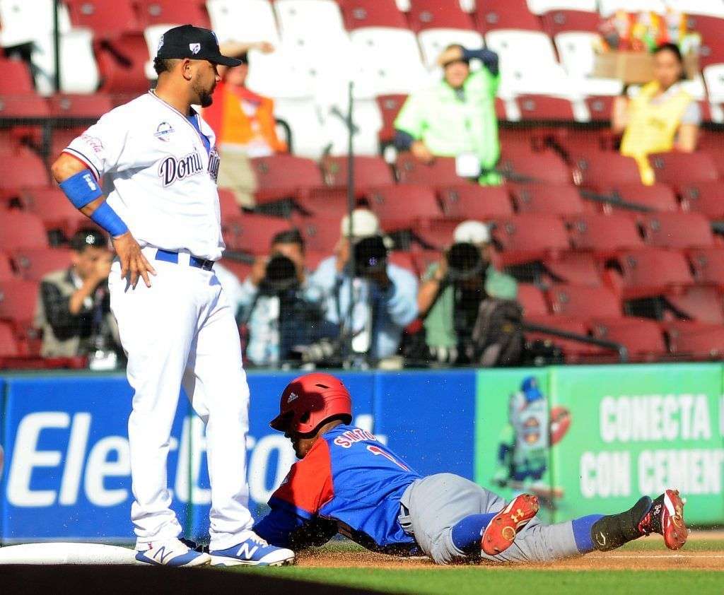 Roel Santos en el juego inaugural de Cuba en la Serie del Caribe. Foto: Ricardo López Hevia.