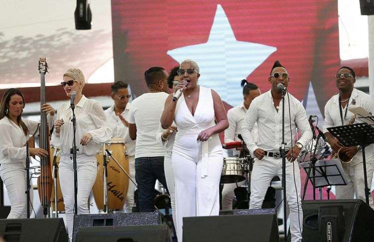 Presentación de Haila María Mompié (al centro) y su grupo, en la jornada inaugural del segundo Festival de Salsa de La Habana. Foto: perfil de Facebook del festival.