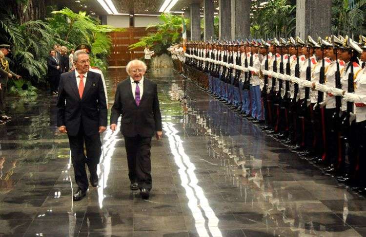 Michael D. Higgins (al centro) es recibido por el presidente Raúl Castro en su primera jornada de visita en Cuba. Foto: José Raúl Rodríguez Robleda.