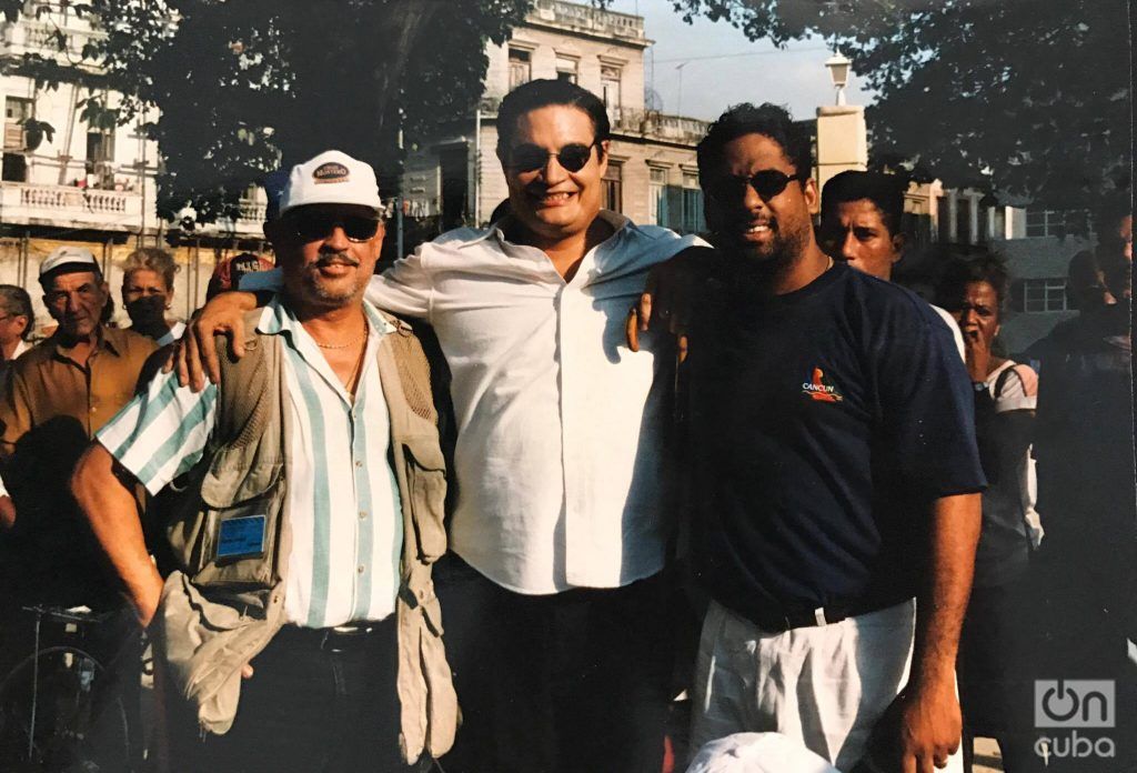 Miguel Cancio, Amaury Pérez y Hugo Cancio durante el rodaje de "Zafiros, Locura azul. Foto: Cortesía de Hugo Cancio.