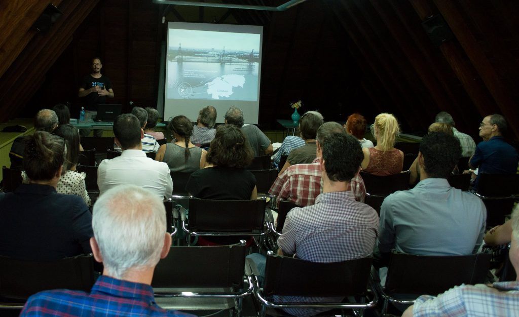 Conferencia sobre el Plan de Manejo de la Zona de Protección Bahía de La Habana imaprtida por el ingeniero Kiovet Sánchez, de la Oficina del Historiador. Foto: Luis Manuel Ruiz Morales.