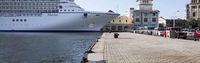 El crucero estadounidense Marina, de Oceania Cruises, en La Habana. Foto: Claudio Peláez Sordo.