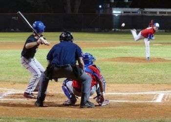 El habanero Alejandro Eskenazi lanzando en la liga de Israel. Foto: Facebook/IAB - Israel Association of Baseball.