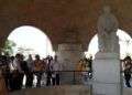 Trovadores en el cementerio Santa Ifigenia, de Santiago de Cuba. Al centro, con el sombrero en la mano, Lino Betancourt. Foto: musillatraviesa.bloguea.cu.