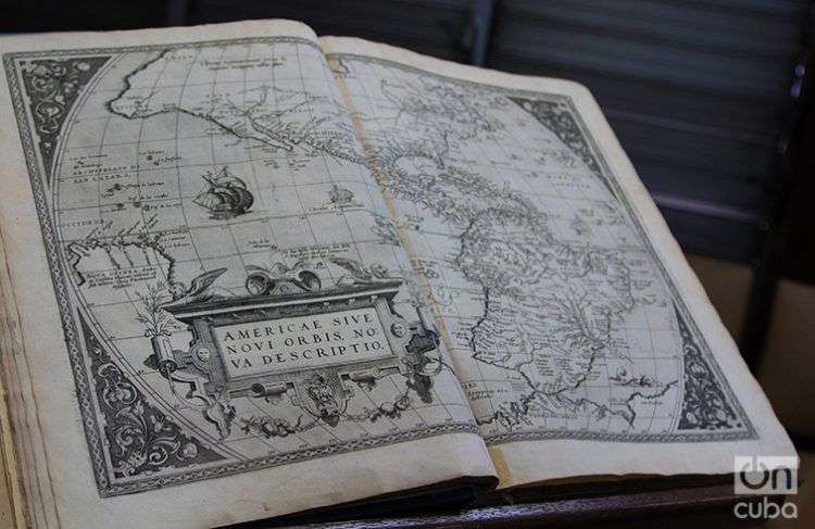 Ejemplar del Ortelius Atlas devuelto a Cuba por la biblioteca El Ateneo, en Boston. Foto: Ismario Rodríguez.