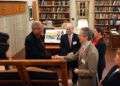 Entrega del Ortelius Atlas al Dr. Torres Cuevas en la Biblioteca El Ateneo. Foto: Cortesía del Departamento de Historia de la Universidad de Harvard.