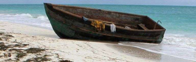 Foto de archivo de embarcación abandonada.