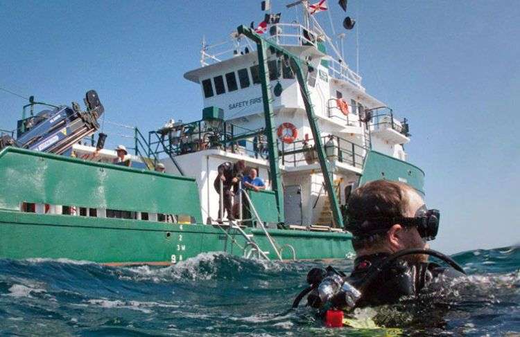 El R/V Weatherbird II durante sus investigaciones marinas. Foto: timeshighereducation.com.