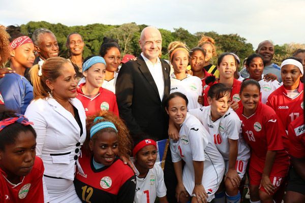 Infantino junto al equipo nacional femenino de fútbol. Foto: Mónica Ramírez / JIT.