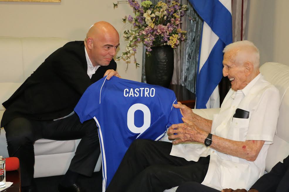 El presidente de la FIFA le obsequió esta camiseta al presidente cubano, Raúl Castro. Foto: Mónica Ramírez.