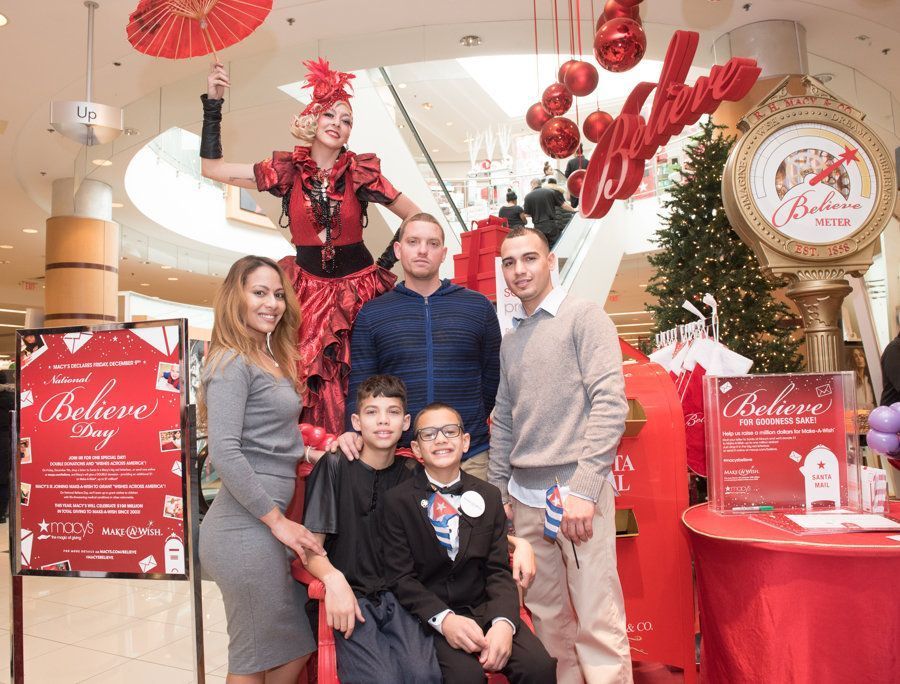 Tyler Machado y su familia se reunieron en Macy's, Jersey City, el viernes 9 de diciembre de 2016, para celebrar que Make-a-Wish New Jersey le otorgara el deseo de visitar Cuba, donde vive la familia de su padre. Foto: Reena Rose Sibayan / The Jersey Journal.