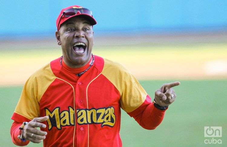 Víctor Mesa dirigiendo Matanzas, ahora es el nuevo manager de Industriales. Foto: Otmaro Rodríguez.