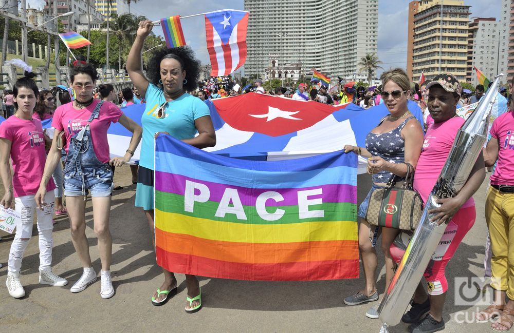 Activistas y miembros de la comunidad LGTBIQ+ participan en la Conga Cubana contra la Homofobia y la Transfobia, en La Habana. Foto: Otmaro Rodríguez / Archivo.