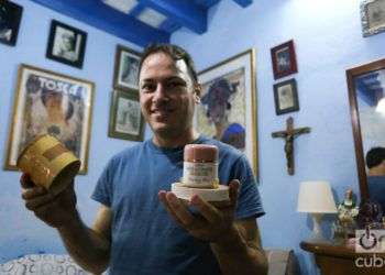 Carlos Moreno guarda en su casa los objetos para un museo de la cosmética en Cuba. Foto: Yander Zamora.