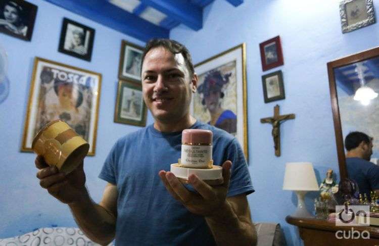 Carlos Moreno guarda en su casa los objetos para un museo de la cosmética en Cuba. Foto: Yander Zamora.