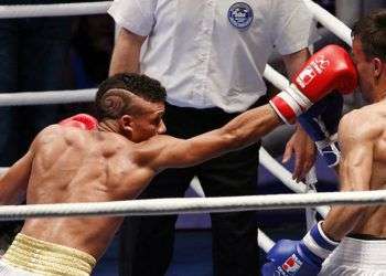 Yosvany Veitía (izquierda) abrió el camino de los Domadores a las semifinales. Foto: worldseriesboxing.com.