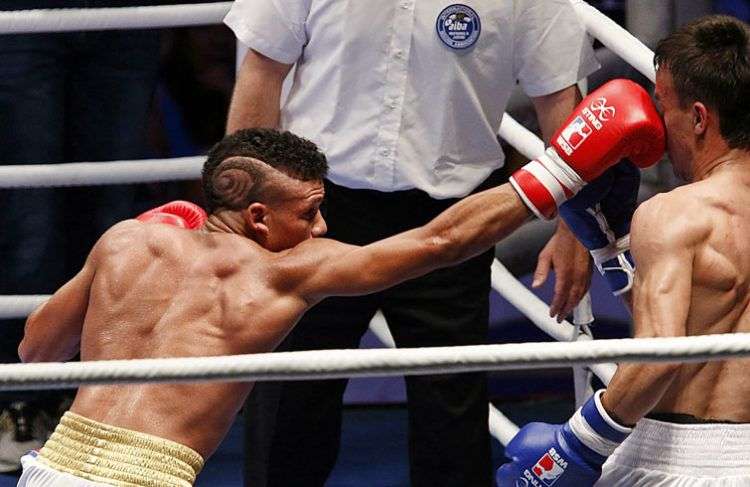 Yosvany Veitía (izquierda) abrió el camino de los Domadores a las semifinales. Foto: worldseriesboxing.com.