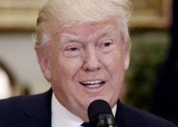 Donald Trump pronuncia su discurso tras firmar hoy la orden ejecutiva sobre capacitación laboral en la sala Roosevelt de la Casa Blanca en Washington. Foto: Olivier Douliery / EFE.