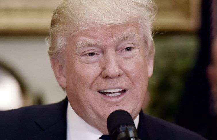 Donald Trump pronuncia su discurso tras firmar hoy la orden ejecutiva sobre capacitación laboral en la sala Roosevelt de la Casa Blanca en Washington. Foto: Olivier Douliery / EFE.