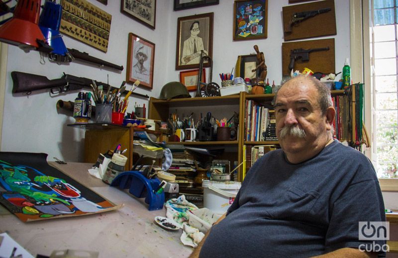 Juan Padrón en su mesa de trabajo. Foto: Mario Luis Reyes.