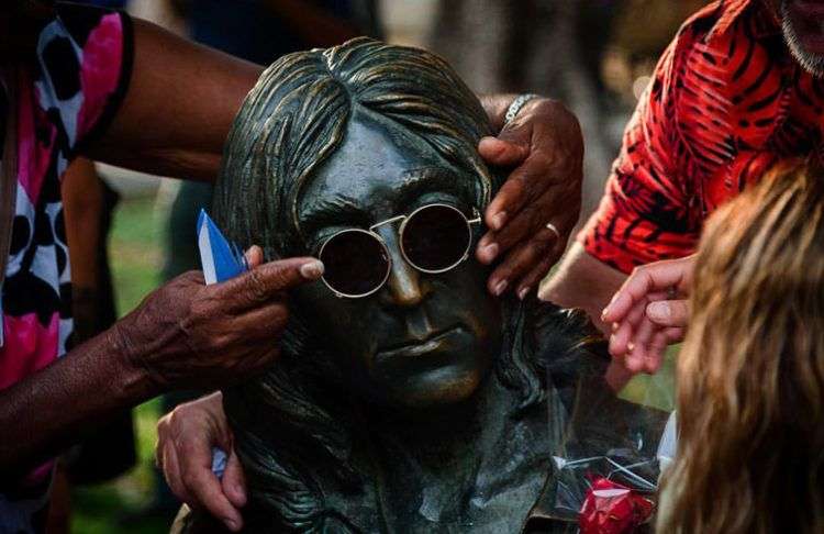 Una mujer sostiene los espejuelos de John Lennon durante el concierto homenaje a los 50 años del disco Sgt. Peppers Lonely Hearts Club Band en La Habana, Cuba. Foto: Fernando Medina / Cubahora.