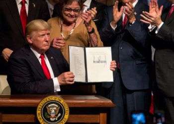 Donald Trump muestra el memorando presidencial sobre la política con Cuba al finalizar su discurso en el teatro Manuel Artime de la Pequeña Habana, en Miami, el 16 de junio de 2017. Foto: Cristobal Herrera / EFE.