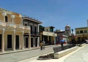 La Plaza de la Revolución de Bayamo, en el mismo centro de la ciudad, ahora sin árboles. Foto: Eric Caraballoso Díaz.