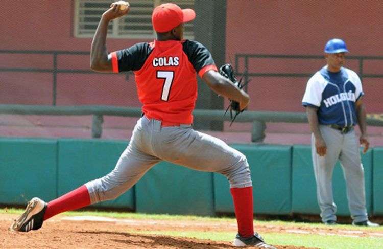 Oscar Luis Colás, lanzando, con su equipo Santiago de Cuba. Foto: Jorge Luis Guibert