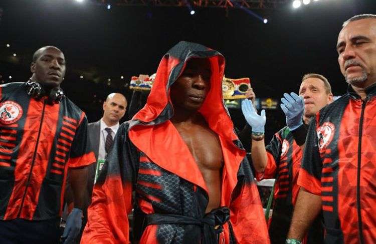 Guillermo Rigondeaux (al centro) junto a su equipo en el Mandalay Bay de Las Vegas. Foto: Tom Hogan / Roc Nation Sports.