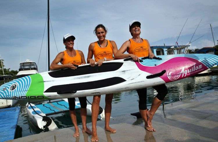 Las windsurfistas estadounidenses Aimee Spector (i), Cynthia Aguilar (c) y Karen Kim Figueroa (d), posan hoy en La Habana, poco antes de emprender una travesía sobre tabla desde la capital cubana hasta Cayo Hueso, Florida. Foto: Alejandro Ernesto / EFE.